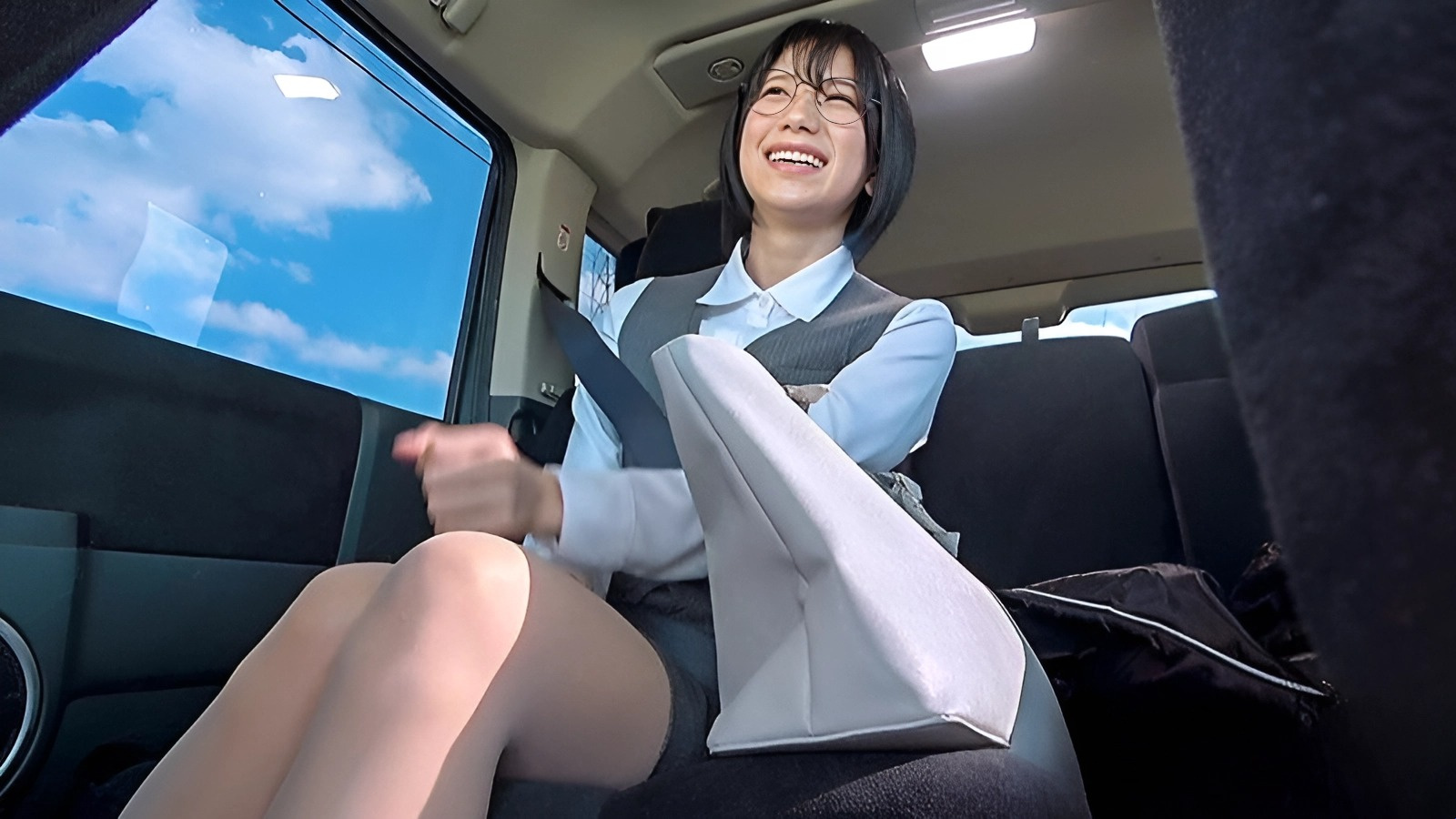 APAK-251 Estuprou a secretária no carro