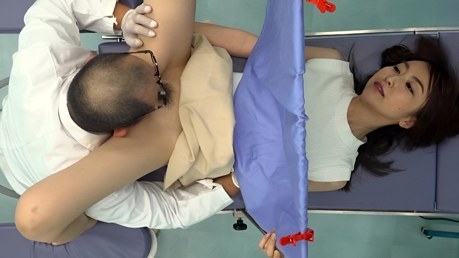 UMD-754 Perverted gynecologist likes to suck patient's pussy