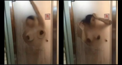 La ragazza dell'aereo gemette come se si fosse divertita in bagno