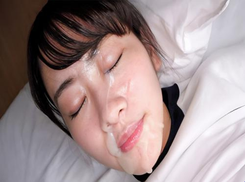 Éjaculation sur le visage d'une écolière lubrique